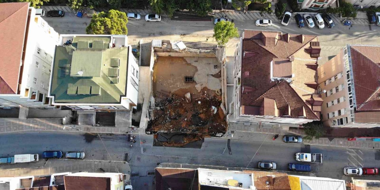 Kısıklı’da duvar çöktü! 3 binanın tahliye edildiği alan böyle görüntülendi