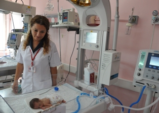 Aşırı sıcaklarda bebeği kundağa sarmayın