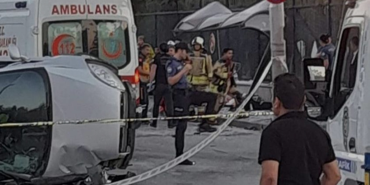 Ankara’da dehşet anları! Karşı şeride geçen otomobil otobüs durağına daldı: 6 yaralı