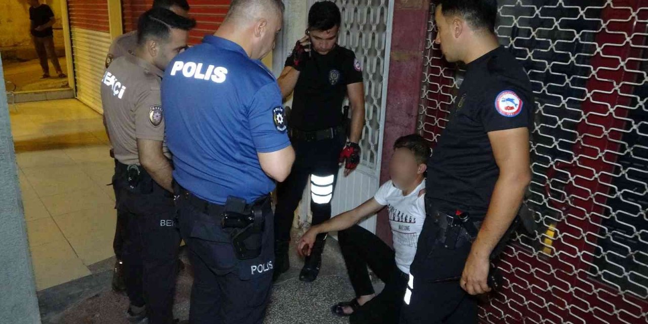 Alışveriş yapan kadına laf attığı iddia edilen gence meydan dayağı! Polis ellerinden zor aldı