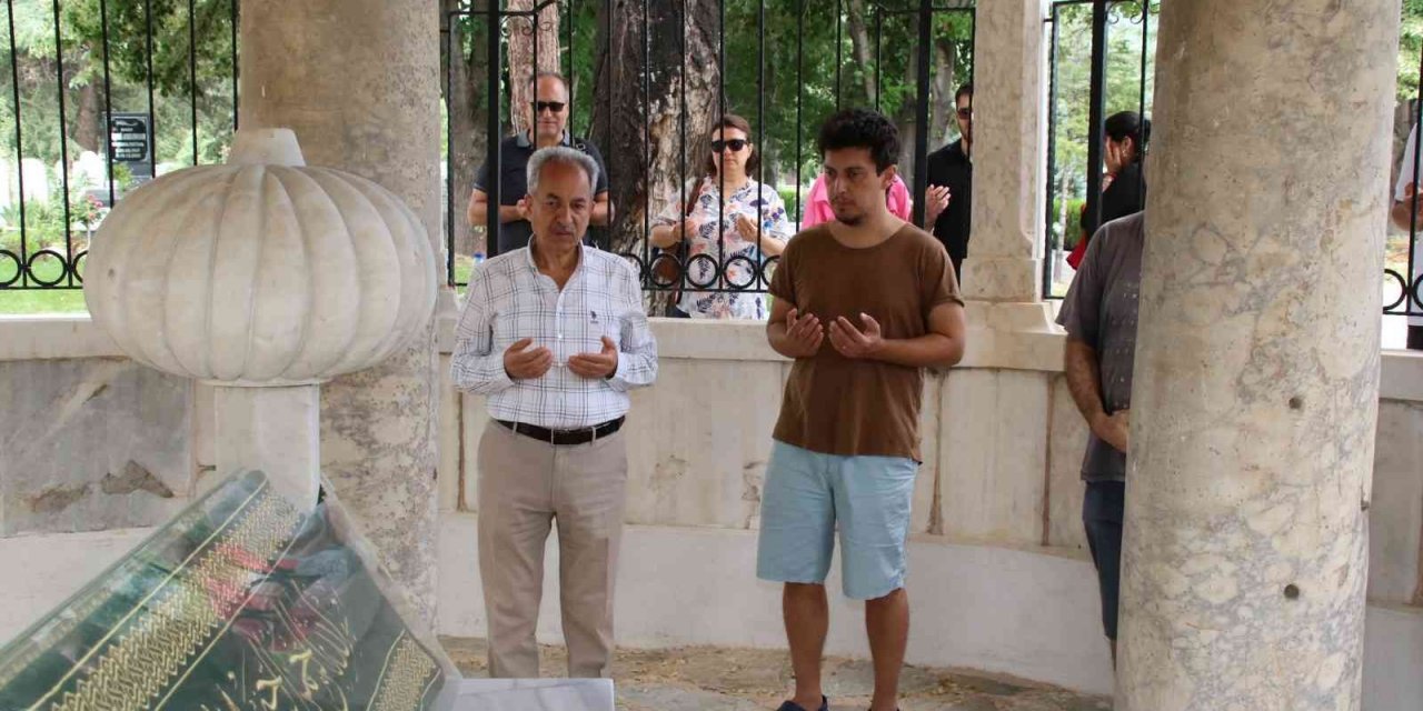 Akşehir'de konser verem Pinhani Grubu’ndan Nasreddin Hoca’nın türbesinde dua