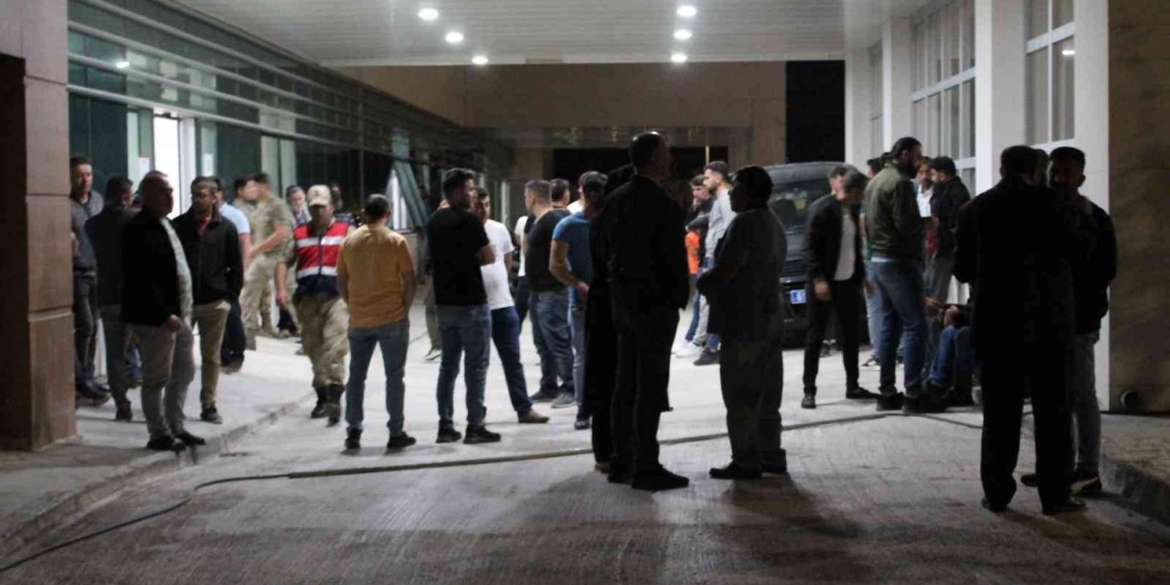 Gece yarısı 3 araç birbirine girdi! 8 yaralı