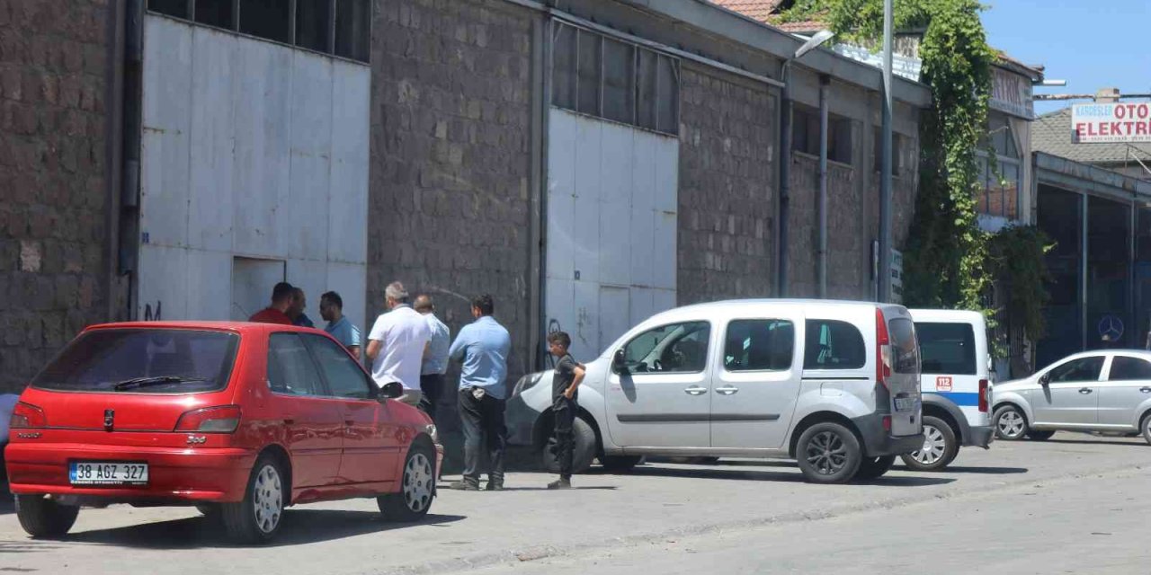 Cesedini dükkan komşuları buldu! Kayısı toplamak için çıktığı çatıdan düşen yaşlı adam hayatını kaybetti