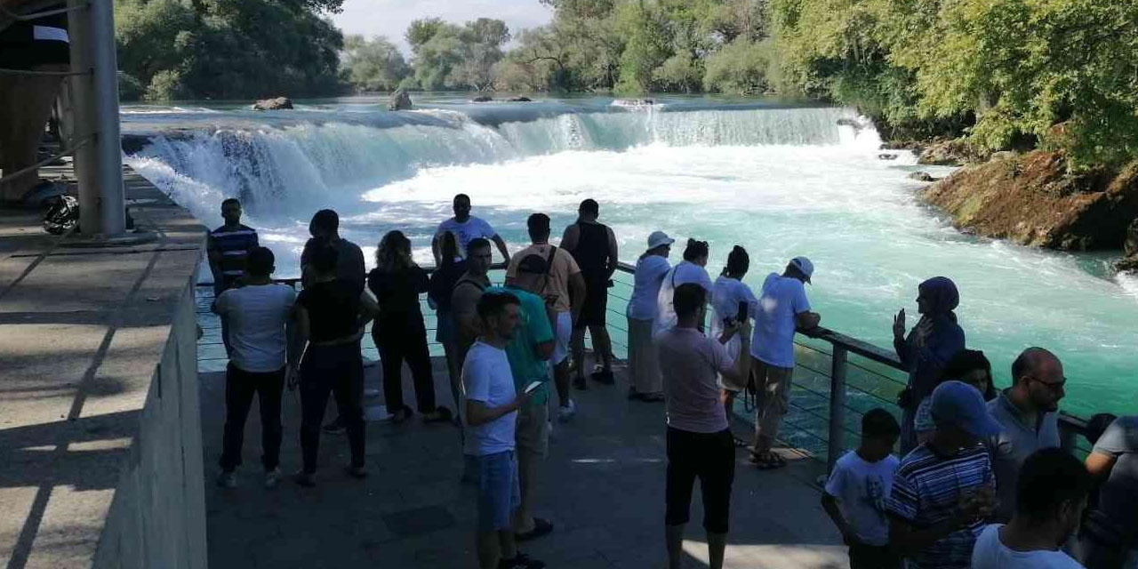 Uyarılara rağmen girdikleri Manavgat Irmağı’nda ölümden döndüler! Mahsur kalan 5 kişiyi itfaiye kurtardı