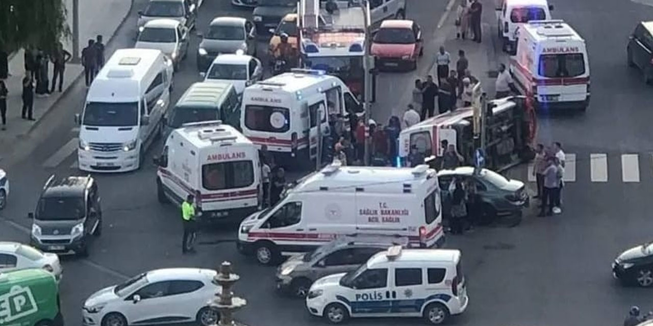Ankara'da hasta taşıyan ambulans otomobille çarpışıp devrildi! 3 sağlık çalışanı yaralı