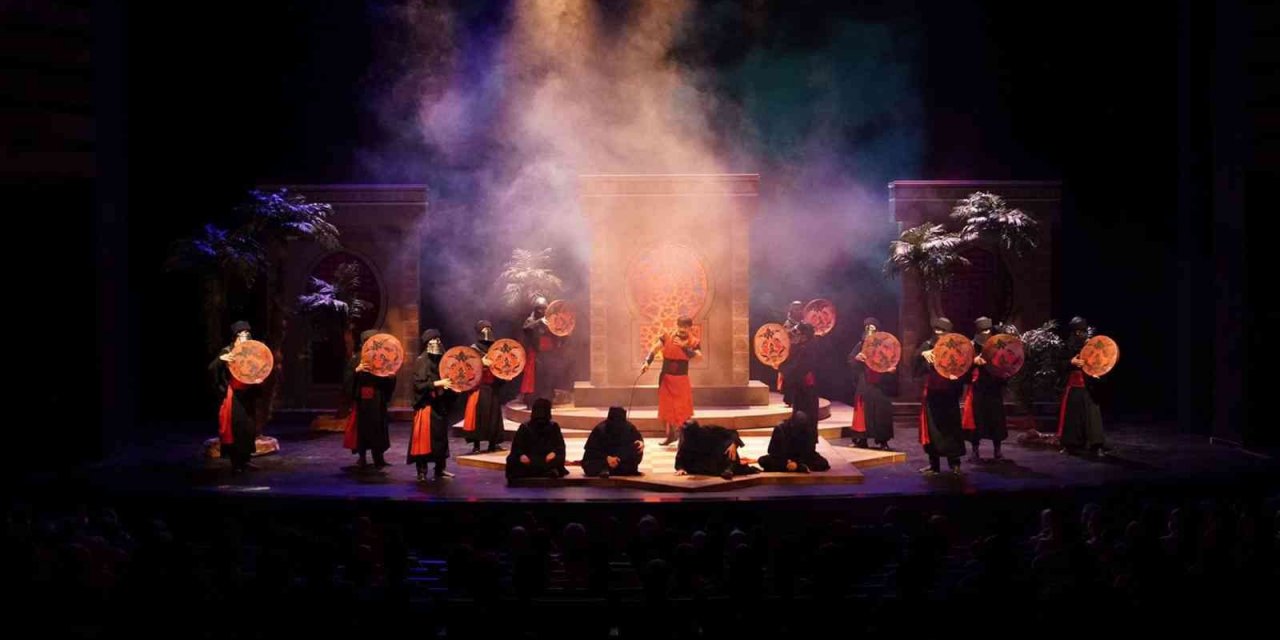 Konya Şehir Tiyatrosu 15 Temmuz’un anlamına uygun 'Nizamülmülk' oyununu sanatseverlerle buluşturdu