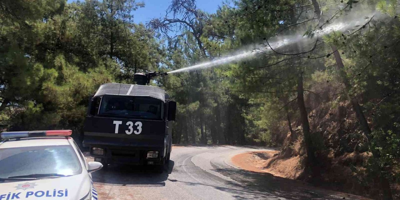 Marmaris’te ormanlık arazi Emniyet TOMA’larıyla yangına karşı sulandı