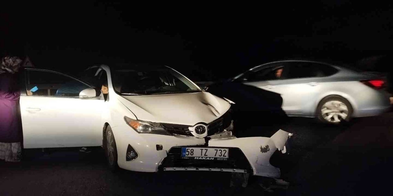 Sivas'ta otomobiller çarpıştı! 1'i bebek 5 yaralandı
