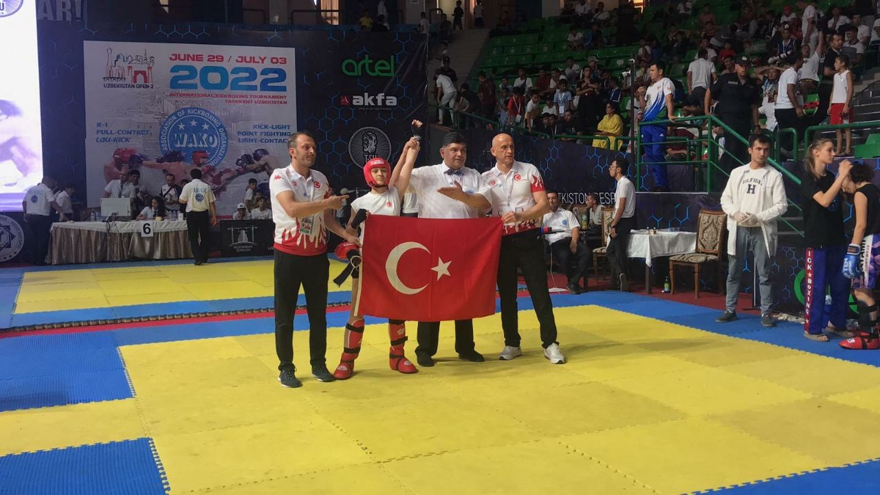 17 yaşında Şampiyon olan Selvinaz Cura'nın  Türk Bayrağına hassasiyeti mest etti