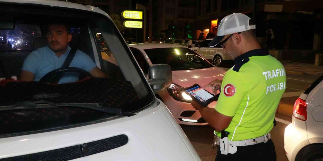 Ekipler Aksaray’da kuş uçurtmuyor! Eş zamanlı denetimlerde sürücüleri tek tek durduruyorlar