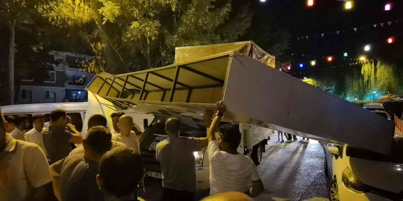 Kültür parkta festival giriş totemi devrildi! Faciadan dönüldü