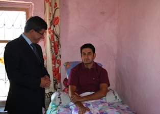 Davutoğlu'ndan engelli ailesine ziyaret