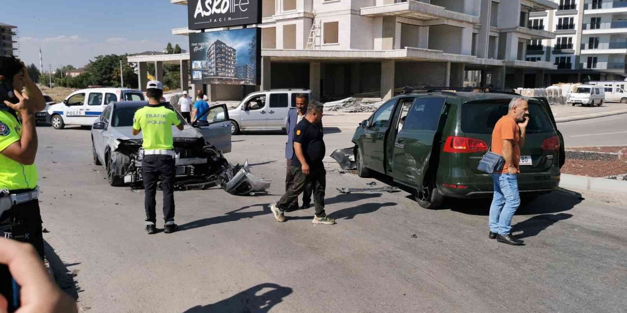 Aksaray’da otomobiller çarpıştı! 3 yaralı
