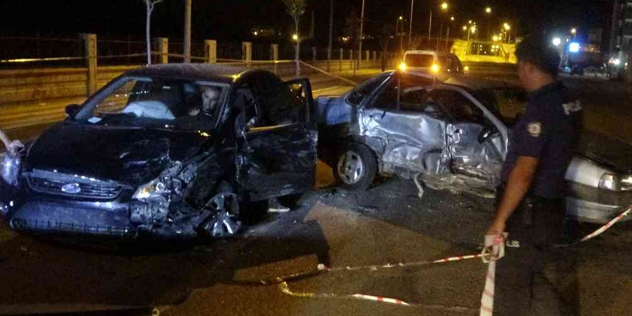 Lastiği patlayan otomobil karşı şeride geçerek kaza yaptı! Araçlar hurdaya döndü! 3 yaralı