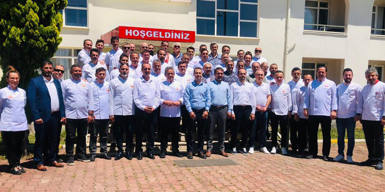 Şefler bu sefer mutfakta değil kürsüde yarıştı! Konya'da yapılan TAFED Genel Kurulu'nda Zeki Açıkgöz yeniden başkan