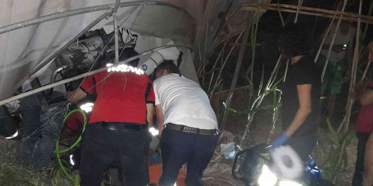 Tavuk yüklü kamyon seranın üstüne düştü! Kabinde sıkışan sürücü için seferber oldular