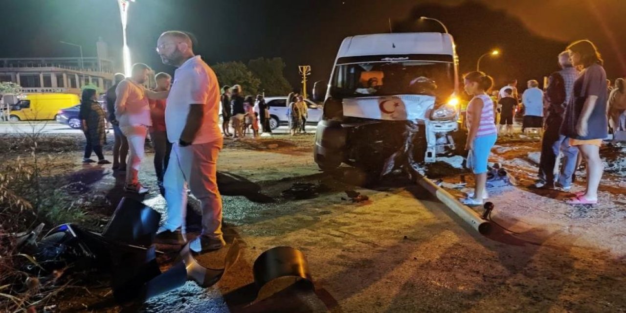 Otomobil minibüsle çarpıştı! Mahalleli sokağa döküldü