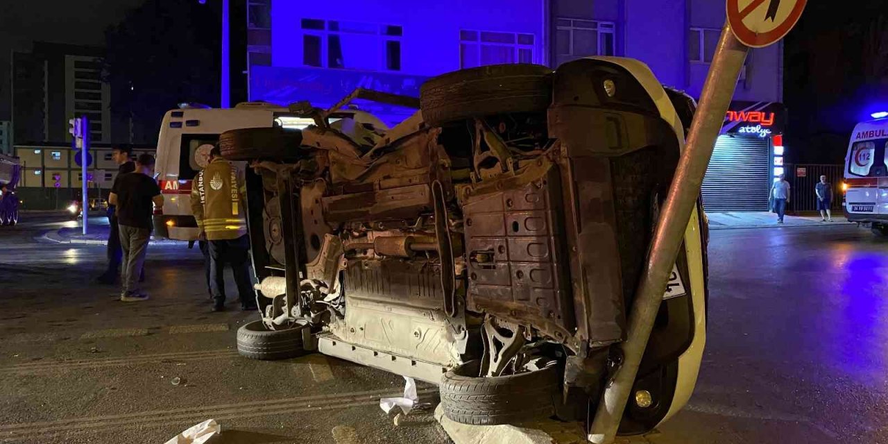 Ümraniye’de otomobiller kavşakta çarpıştı! 2 yaralı