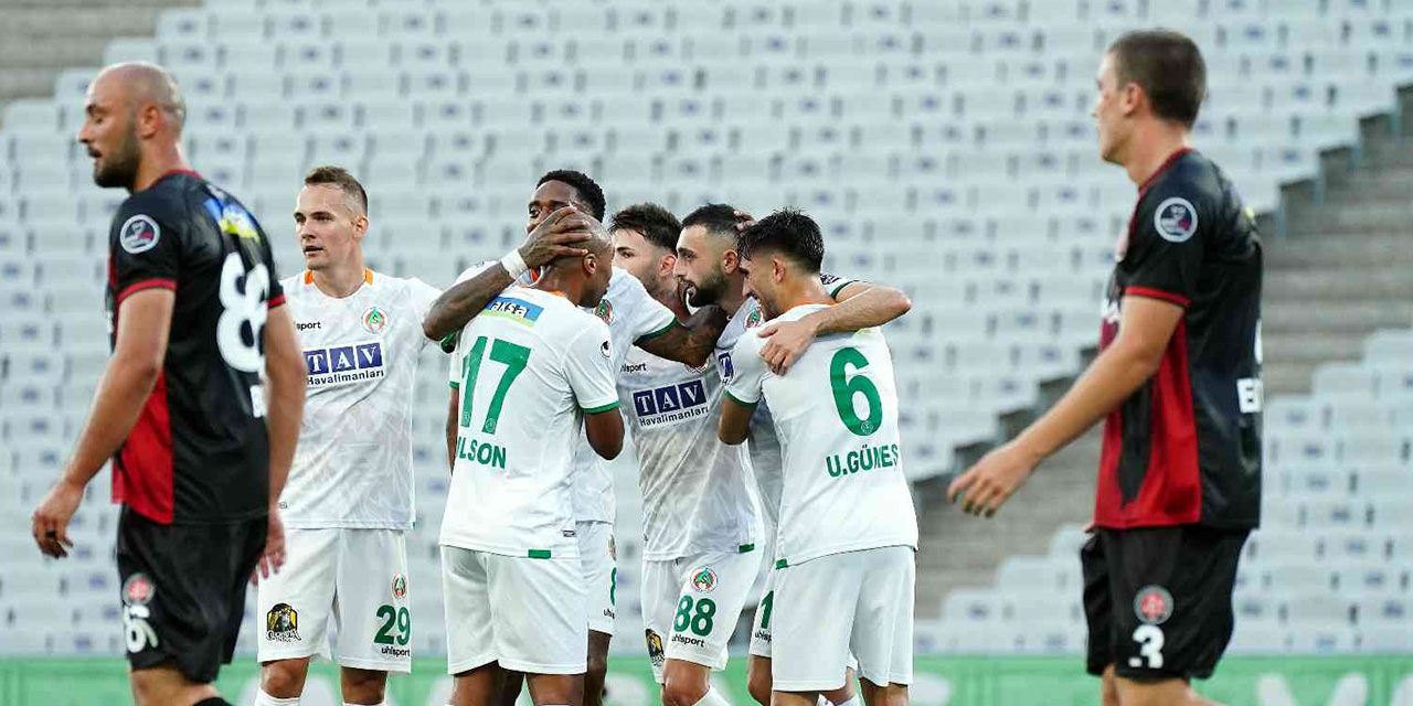 Fatih Karagümrük Alanyaspor'a 4-2 mağlup oldu