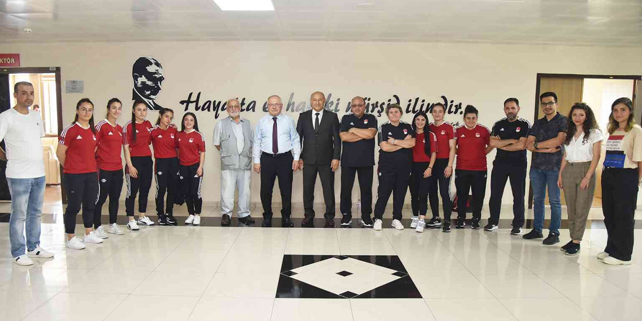 Kadın halter milli takım sporcuları Rektör Dr. Namık Ak'ı makamında ziyaret etti
