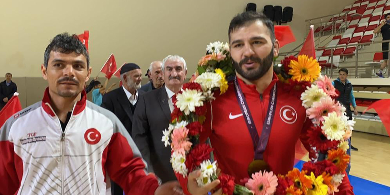 Milli güreşçi Muhammet Akdeniz minderden gümüş madalya ile ayrıldı