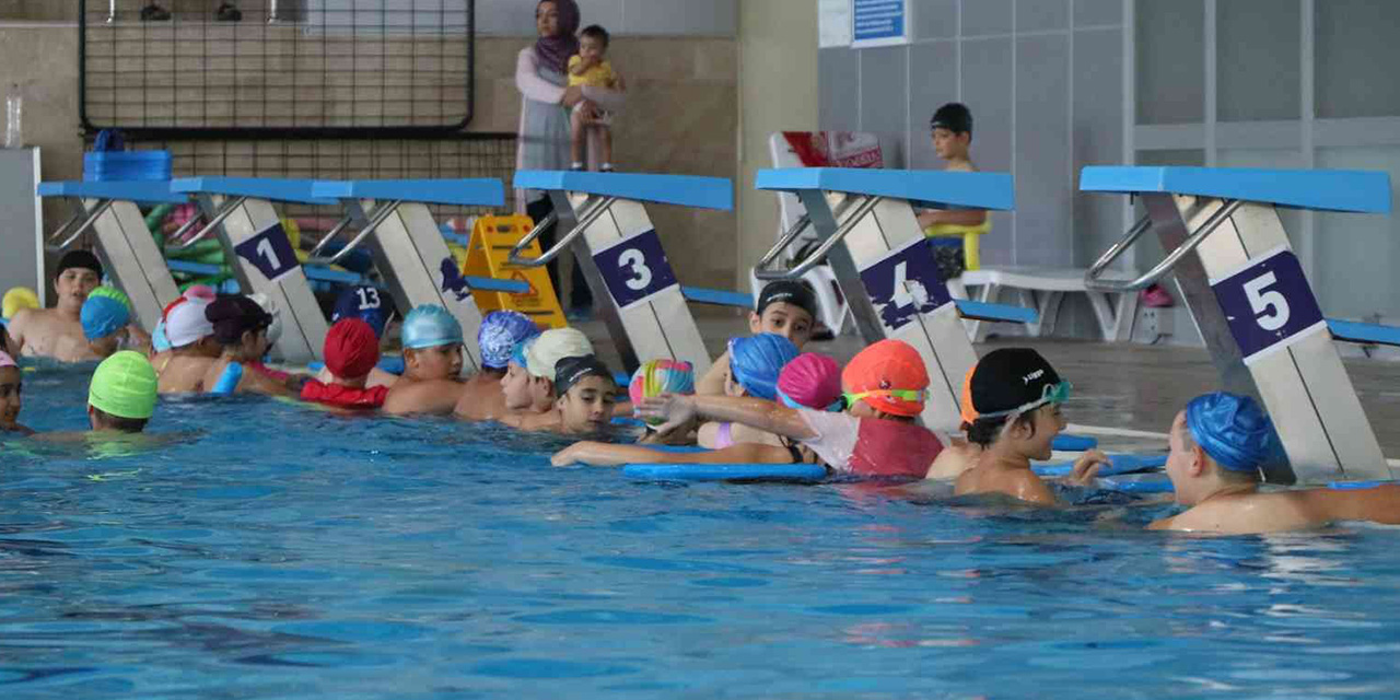 Gençlik ve Spor Bakanlığının başlattığı  Yaz Spor Okulları’nda 2 bin 100 sporcu adayı yüzme kursu alıyor