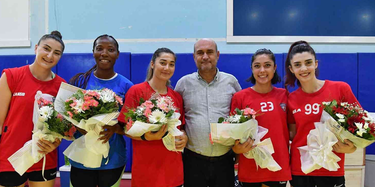 Şampiyon sporcular çiçeklerle karşıladı