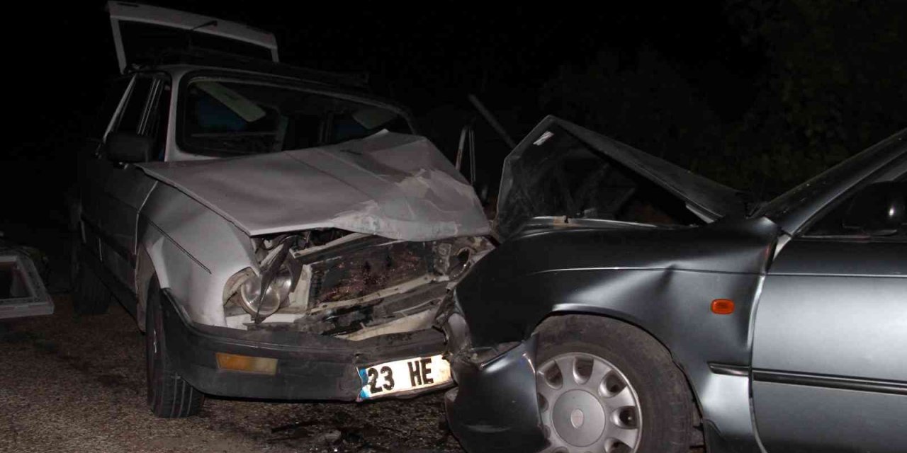 Otomobiller kafa kafaya çarpıştı! 5 yaralı