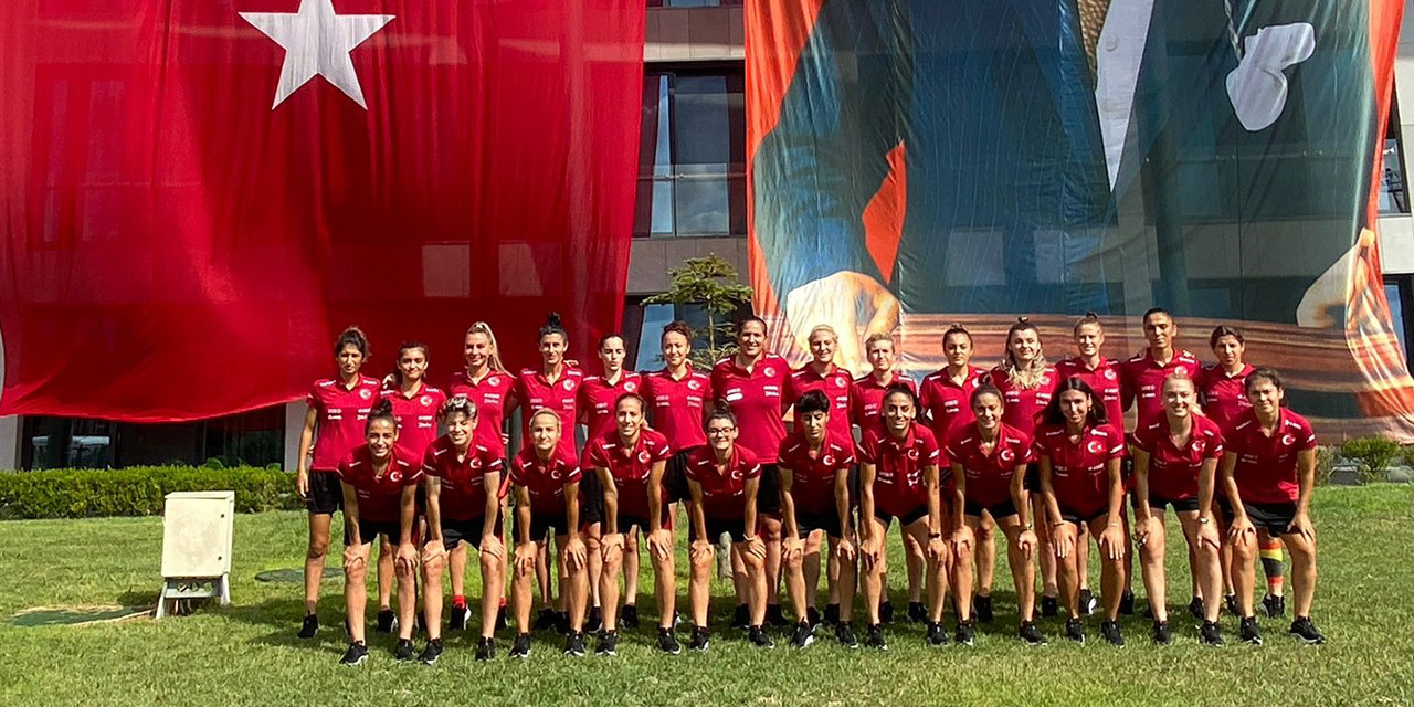 Kadın A Milli Takımı, 30 Ağustos Zafer Bayramı'nı kutladı