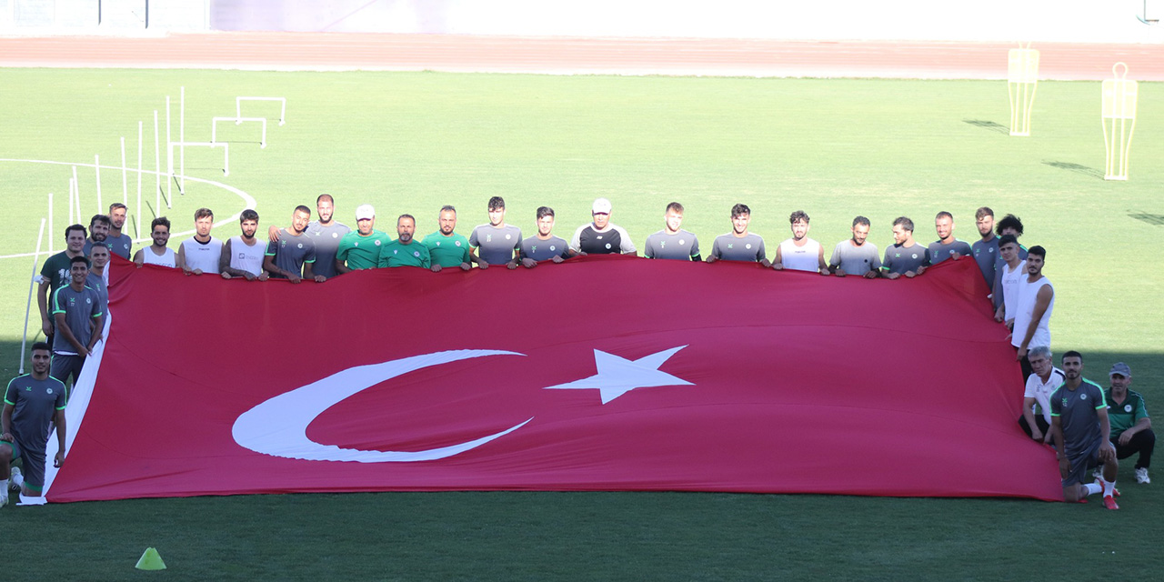 1922 Konyasporlu futbolcular 30 Ağustos Zafer Bayramı’nı kutladı