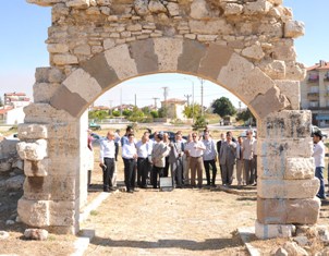 Bakımsız tarihi eserlere tepki gösterdi