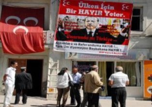 Tartışmalı MHP afişi yeniden asıldı