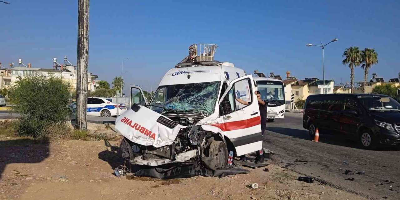 Ambulans servis midibüsü ile çarpıştı! 2 yaralı