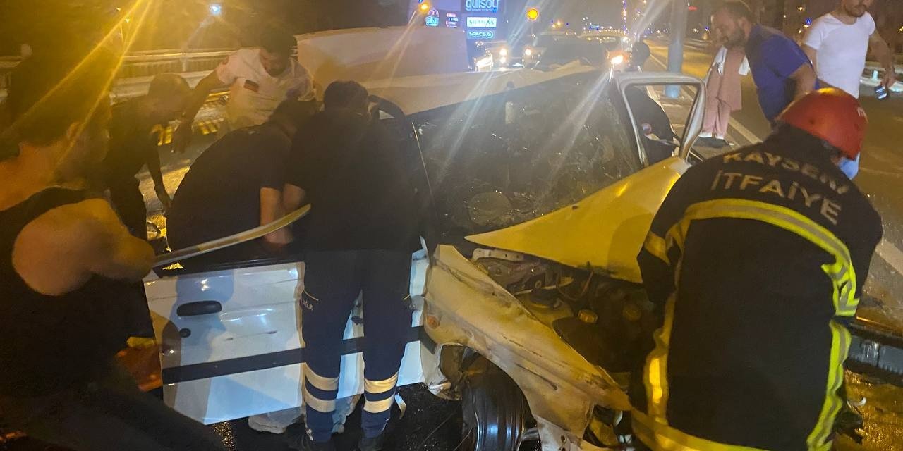 Kayseri’de feci kaza! Karşı şeride geçen otomobil kafa kafaya çarpıştı! 3 yaralı