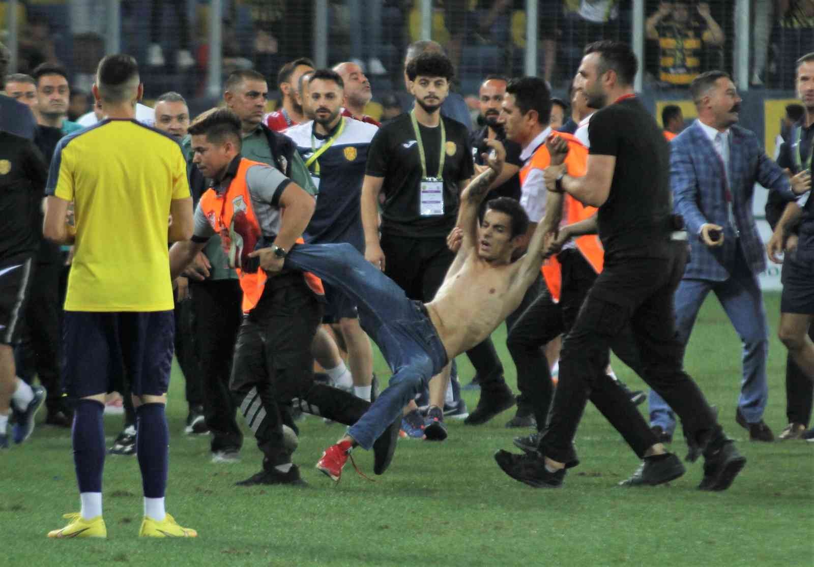 MKE Ankaragücü Beşiktaş maçında olaylar çıktı! Taraftar Beşiktaşlı oyunculara saldırdı