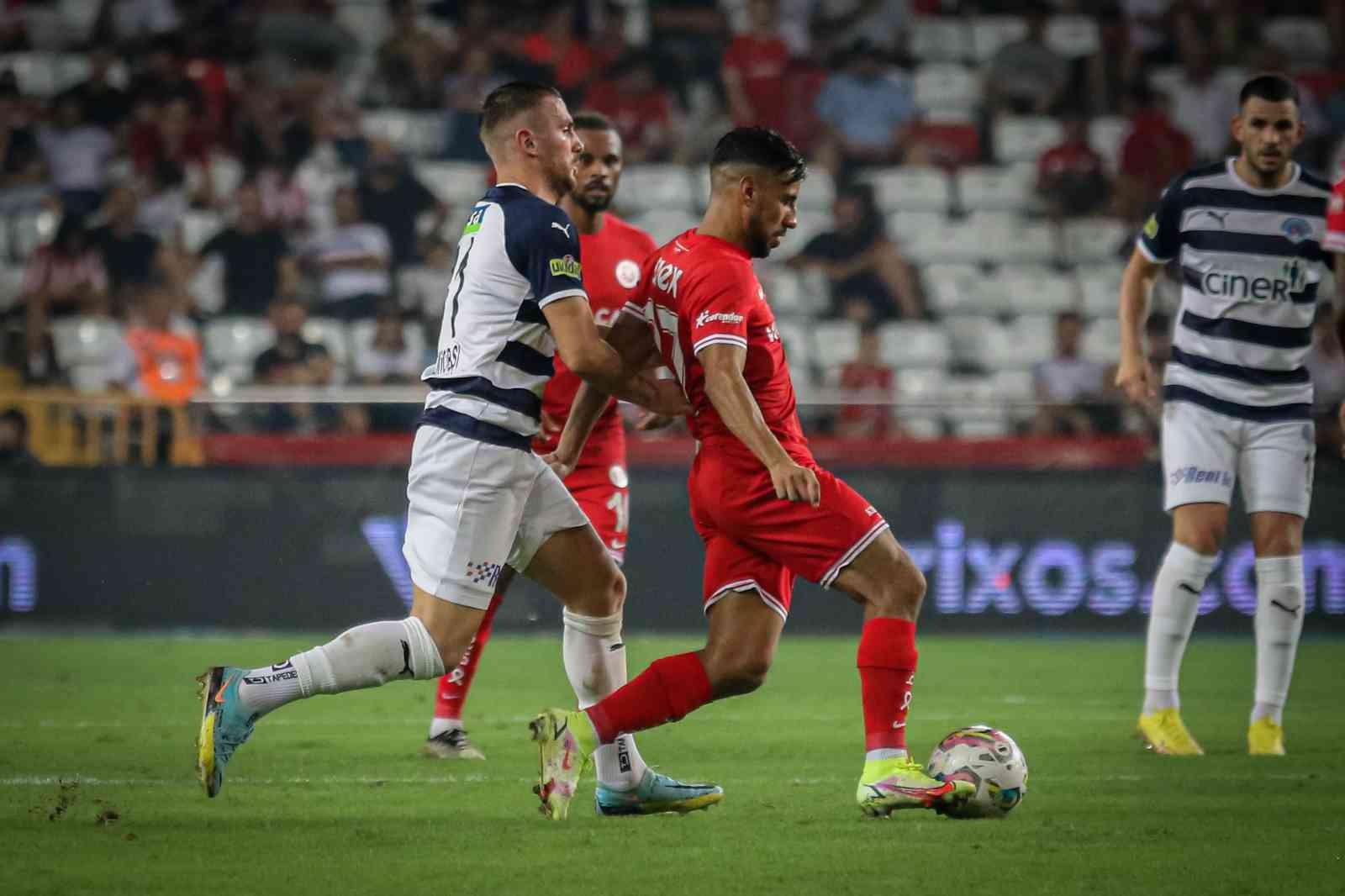 Antalyaspor sahasında Kasımpaşa'ya mağlup oldu