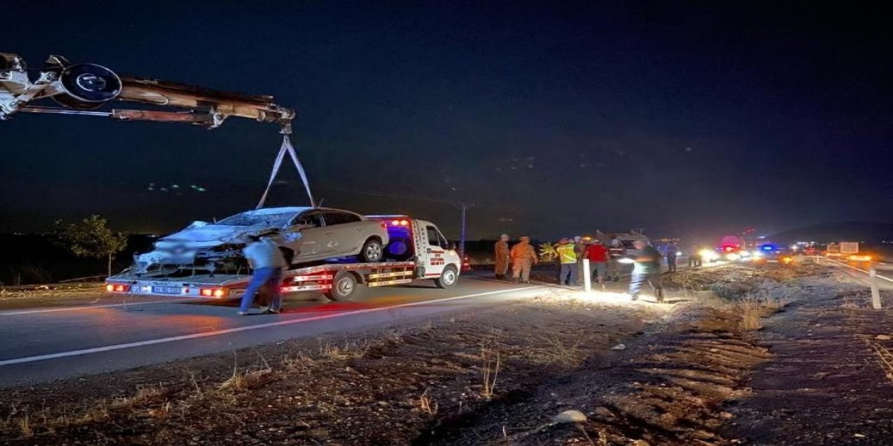 Kamyonet ile çarpışan otomobil sulama kanalına devrildi! 6 kişi yaralandı