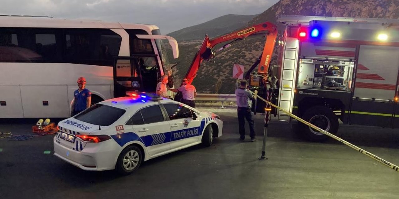İzmir'de servis aracı minibüsten inen yolcuların arasına daldı! Bülent Ünal ve Gülizar Obuz öldü