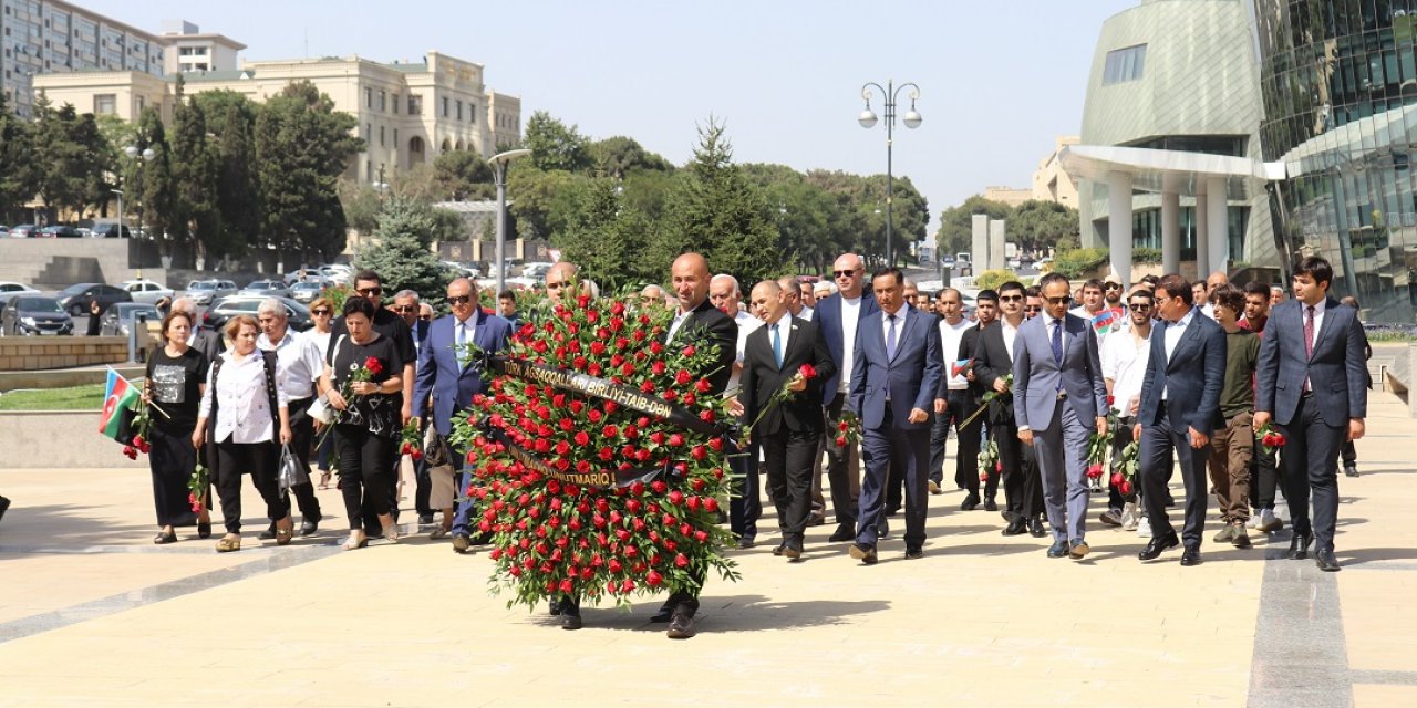 Azerbaycan'ın 104'üncü kurtuluş yıldönümünde Türk Şehitliği'ne ziyaret