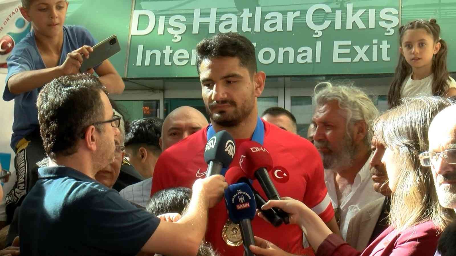 3. kez dünya şampiyonu olan Taha Akgül’e coşkuyla karşılandı