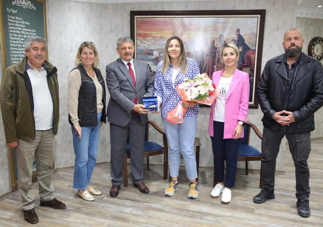 Başkan Cemal Akın, milli boksör Şennur Demir'e verdiği altın sözünü tuttu