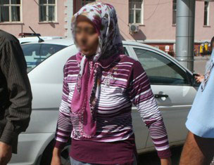 Bohçacı kadın müşterisini bıçakladı