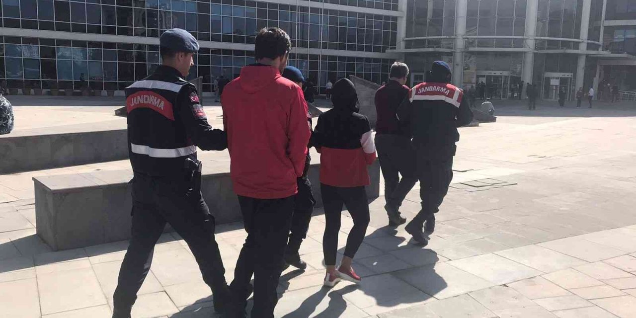 Otomobilden 100 bin lira çalan 3 hırsız yakalandı!