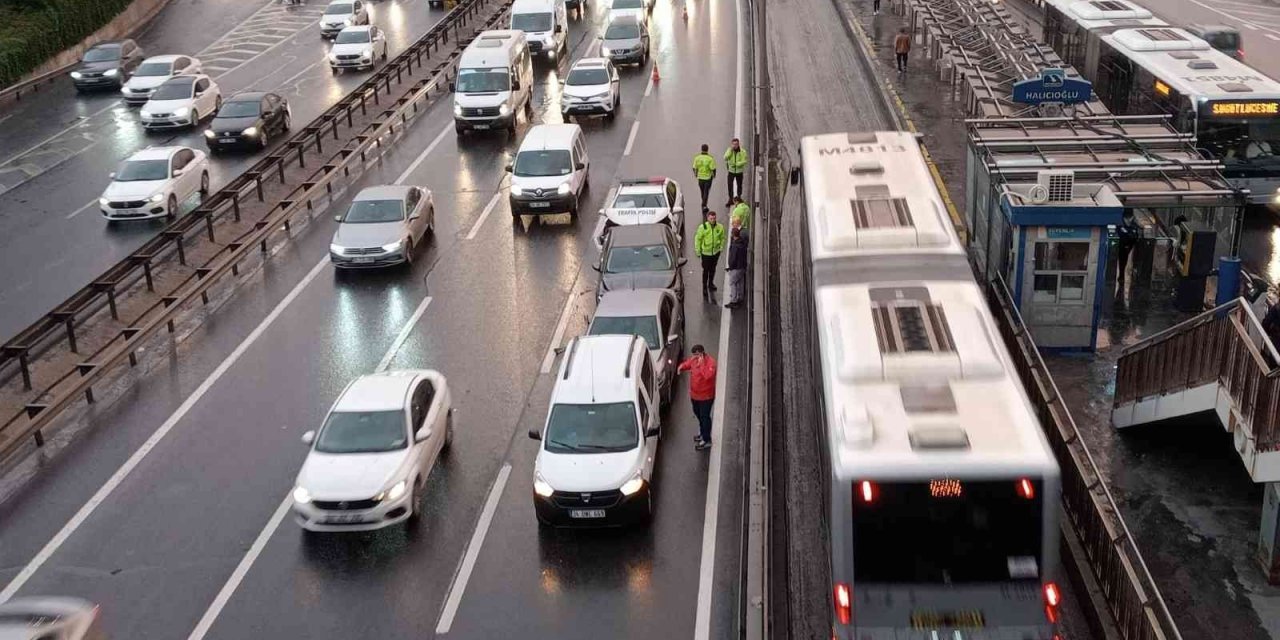 İstanbul’da sağanak yağış! Trafik yoğun, gökkuşağı kartpostallık manzara oluşturdu