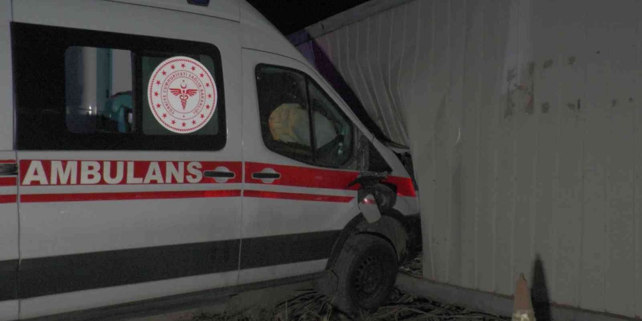 Nevşehir'de olaylı gece! İçerisinde hasta ve sağlık personeli olan ambulansı kaçırıp duvara tosladı