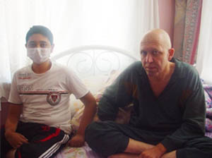 Baba ve oğlu yardım bekliyor