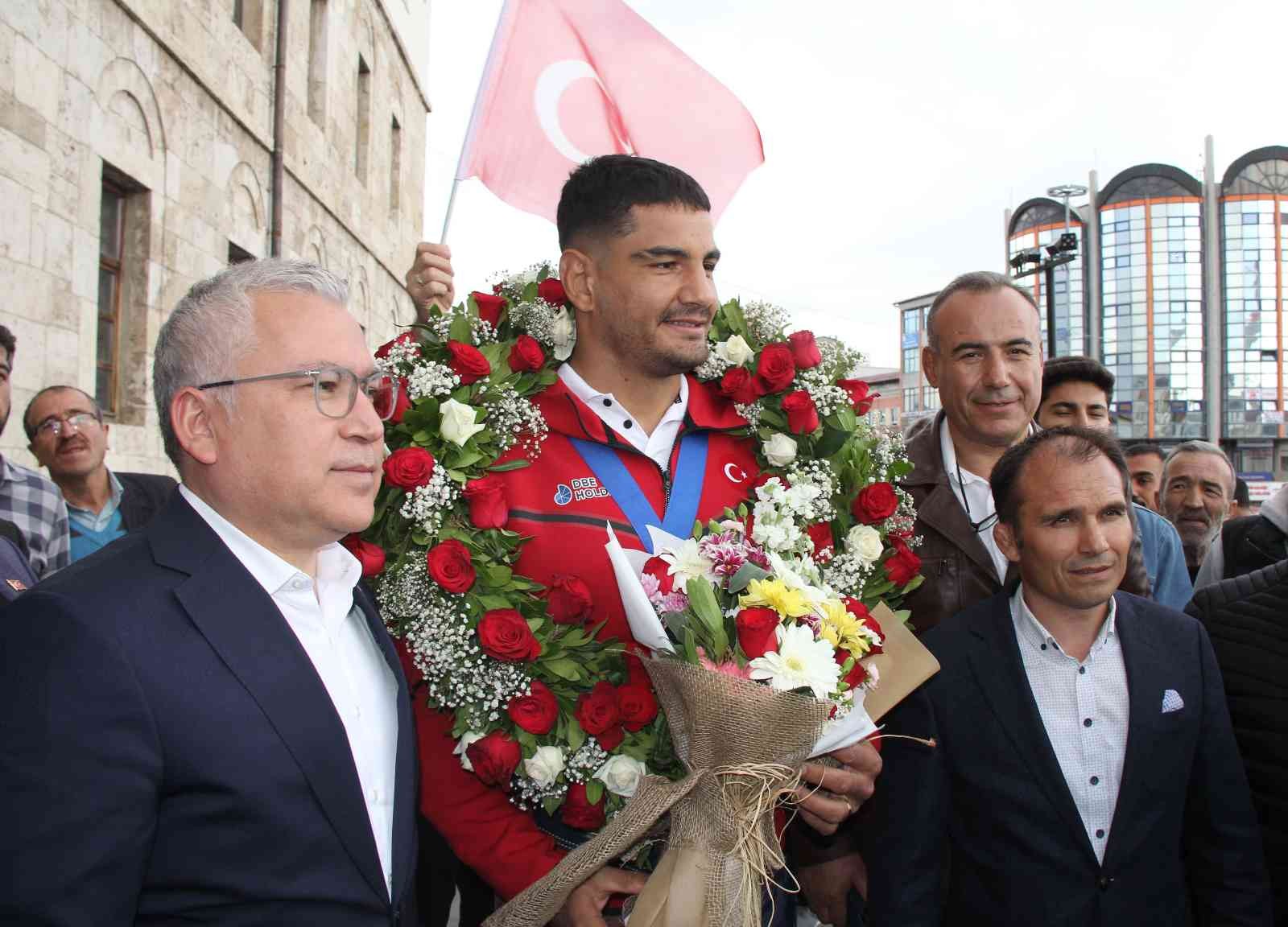 Dünya Şampiyonu güreşçi Taha Akgül altınla ödüllendirildi