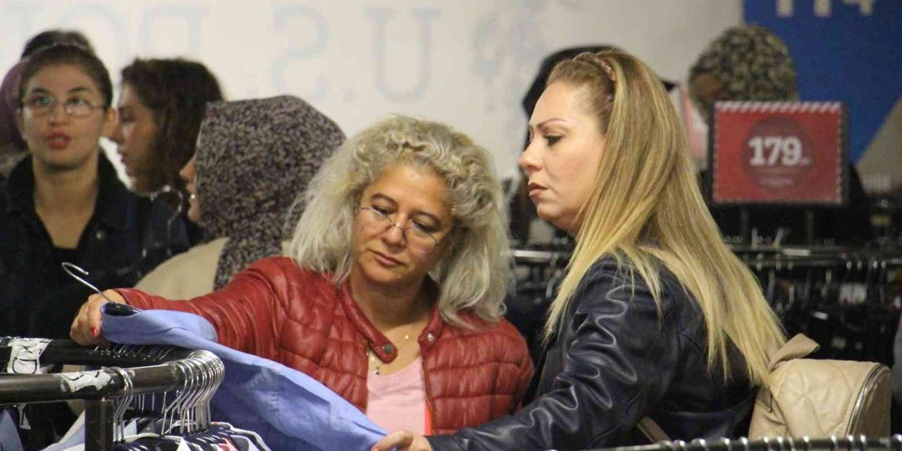 Sivas'ta garaj günleri krize meydan okuyor! İndirimi duyan AVM'ye akın etti