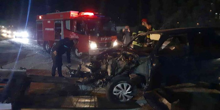 Turgutlu'da park halindeki tıra çarpan otomobil hurdaya döndü: 1 ağır yaralı