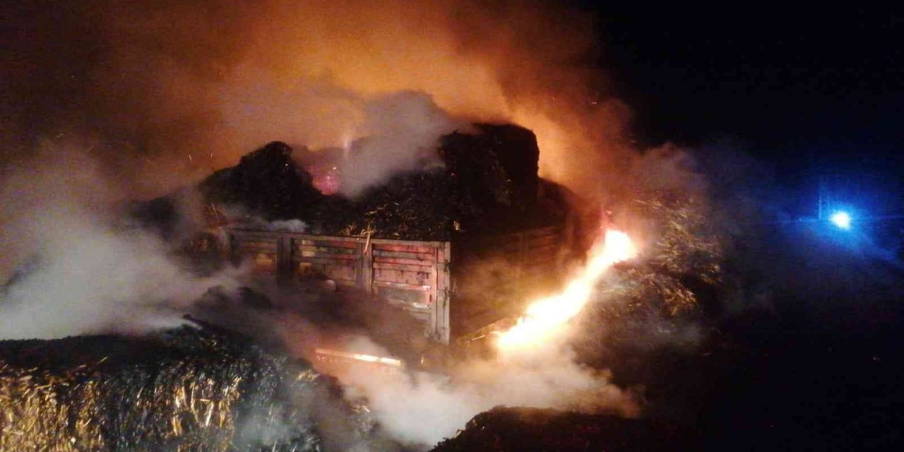 Mersin'de saman yüklü tır alev alev yandı!